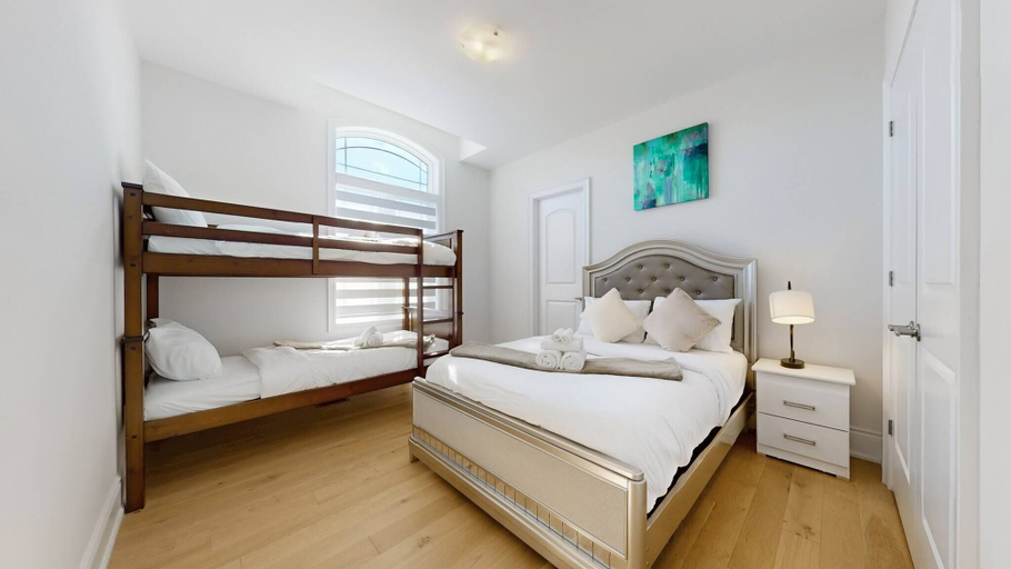 Room 5, Private 5-bedroom Caledon Home Comfort, Style, and Nature!, Peel