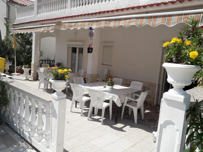 Outdoor dining 2, Charming Palit Kroatien Holiday House With Garden, Lopar/Supetarska Draga