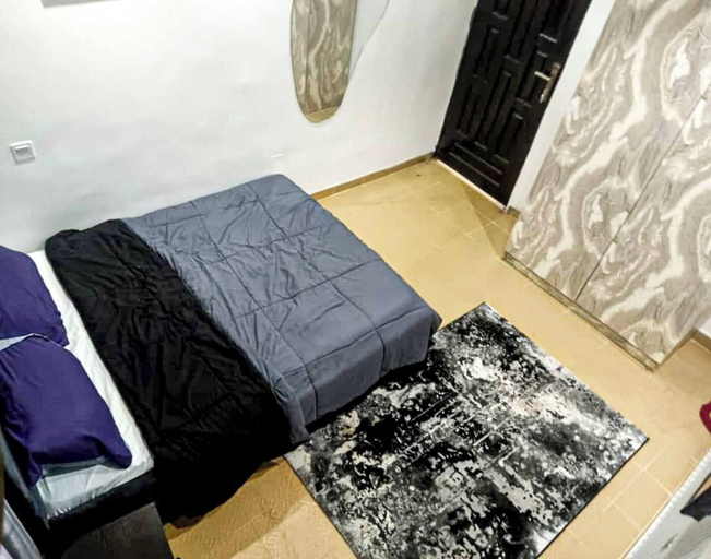 Room 2, 3 Bedroom Luxury Apartment With Pool -24hrs Power -ps4, Alimosho