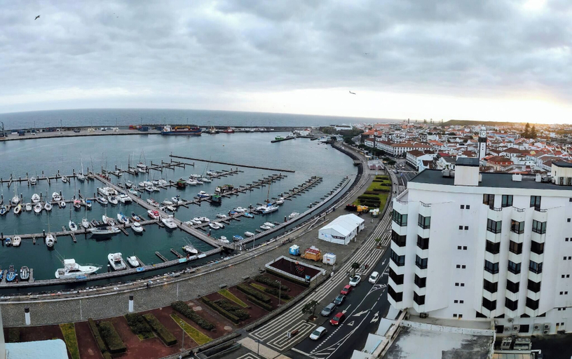 Marina, Character 2BR Upper Retreat With BBQ Terrace Parking, Ponta Delgada