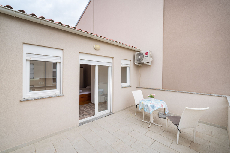 Outdoor dining 4, Studio Apartments Near Center 2, Novalja