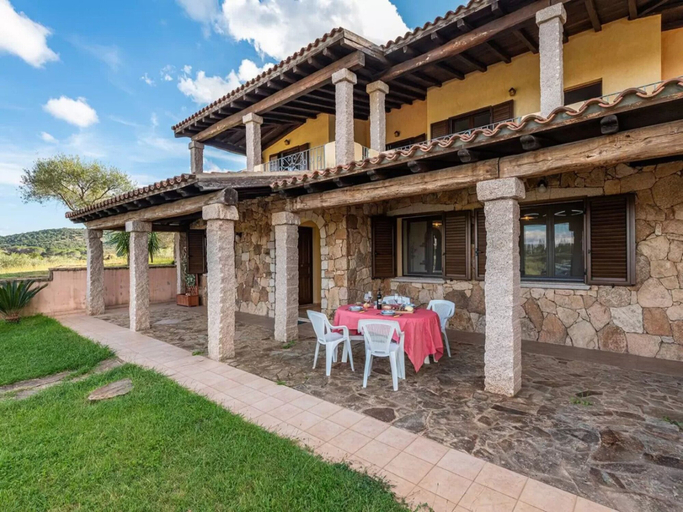Outdoor dining 5, Home Thoughtfully Designed for the Comfort, Nuoro