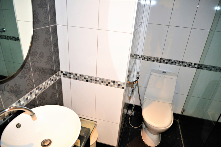 Bathroom 2, Pattaya Plaza Condotel large studio apartment Sukhumvit, Pattaya
