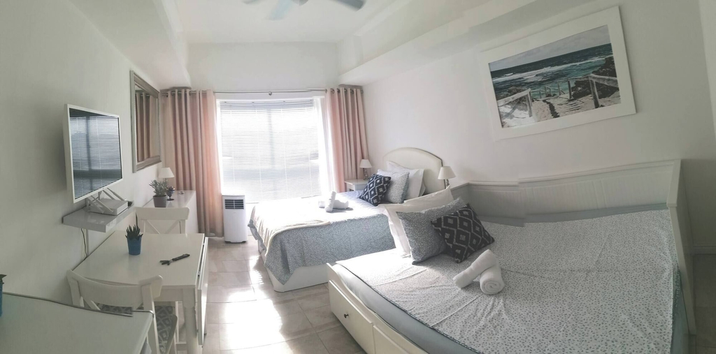 Room 5, Charming Studio Apartment With Pool Access in Central Gibraltar, Gibraltar