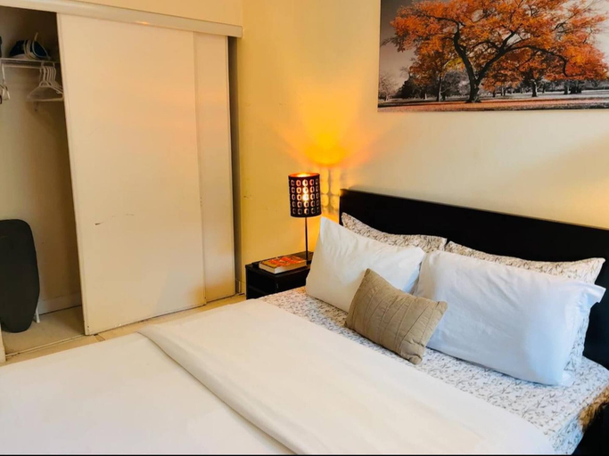 Room 4, Stylish Cozy 1bedroom Condo in Square one Centre, Peel