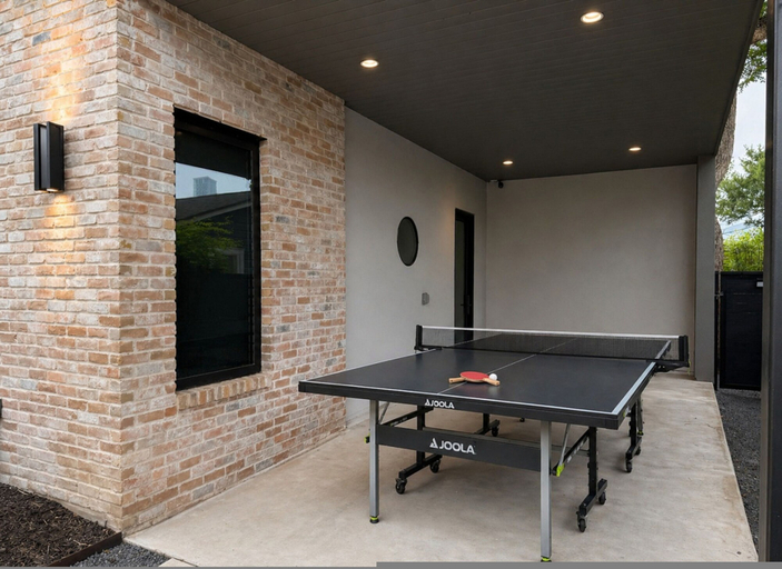 Room 2, New Build Downtown Views Pool Spa Walkable, Travis