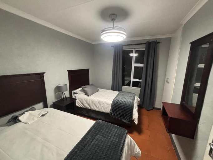 Room 3, Paradise Cove Marina, Cacadu