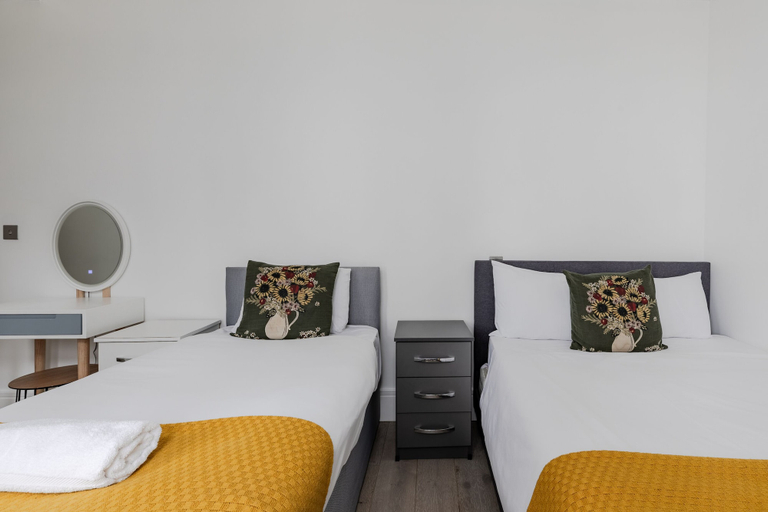 Room 4, Superb 2 Bedroom Apartments, London