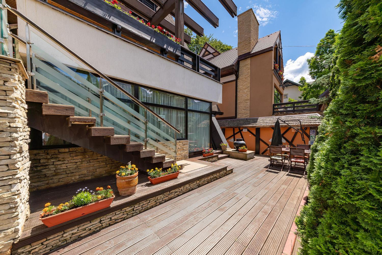 Exterior & Views