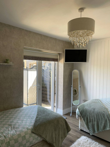 Room 4, staysolihull, large spacious corner house,, Solihull