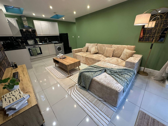 Living area 5, Stylish 2 Bed Flat Parking Sutton Coldfield, Birmingham