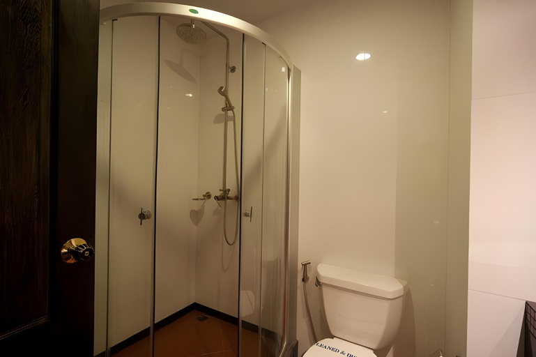 Bathroom 4, Ruean Phae Royal Park Hotel, Muang Phitsanulok