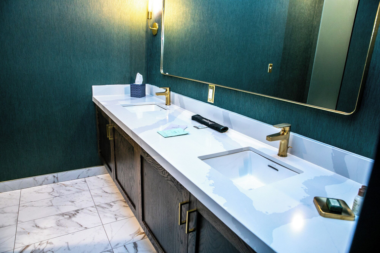 Bathroom 2, The Cardinal Hotel, Lake