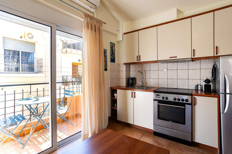 Room 5, Modern City-center Studio in the Heart of Kalamata, Peloponnese