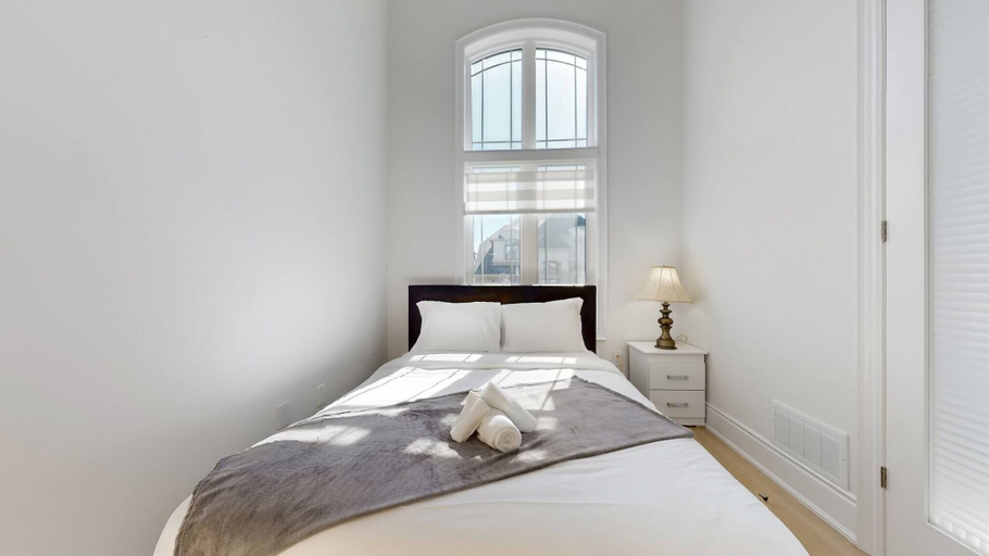 Room 3, Private 5-bedroom Caledon Home Comfort, Style, and Nature!, Peel