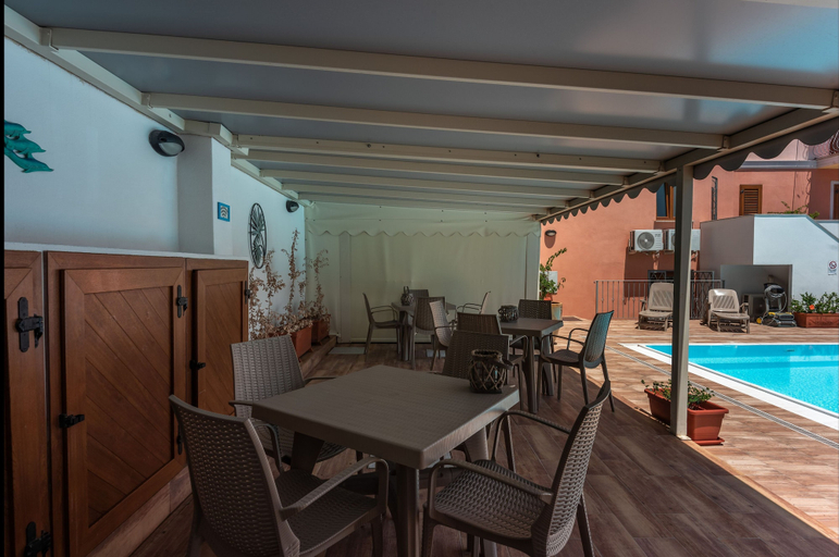 Outdoor dining 5, Relaxing Cristal Blu Studio Sleeps 4 Persons, Olbia-Tempio