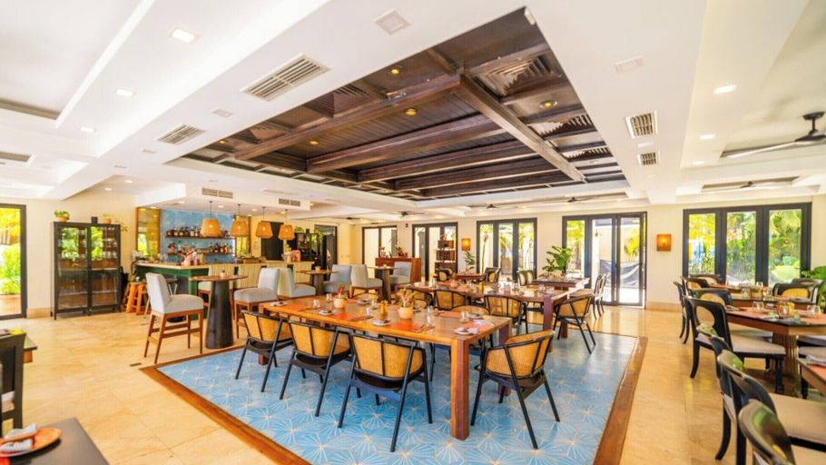 Food & Drinks 5, Modern One-Bedroom Condo with Pool Views, Beach Club Access & Resort Amenities, Carrillo
