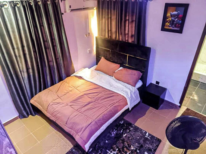 Room 4, 3 Bedroom Luxury Apartment With Pool -24hrs Power -ps4, Alimosho