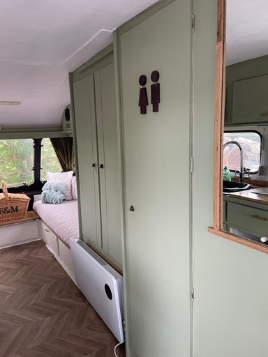 Room 4, Cosy Caravan Sleeps 2 With Patio and Parking