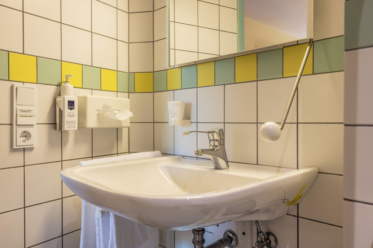 Bathroom 5, Raststättenhotel Holledau, Pfaffenhofen an der Ilm