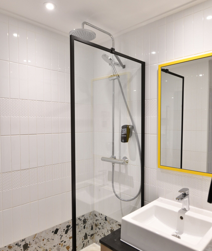 Bathroom 5, Ibis Styles Abidjan Plateau, Abidjan