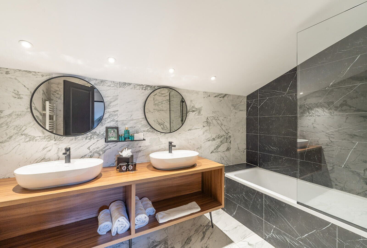 Bathroom 5, Fahrenheit seven Courchevel, Savoie