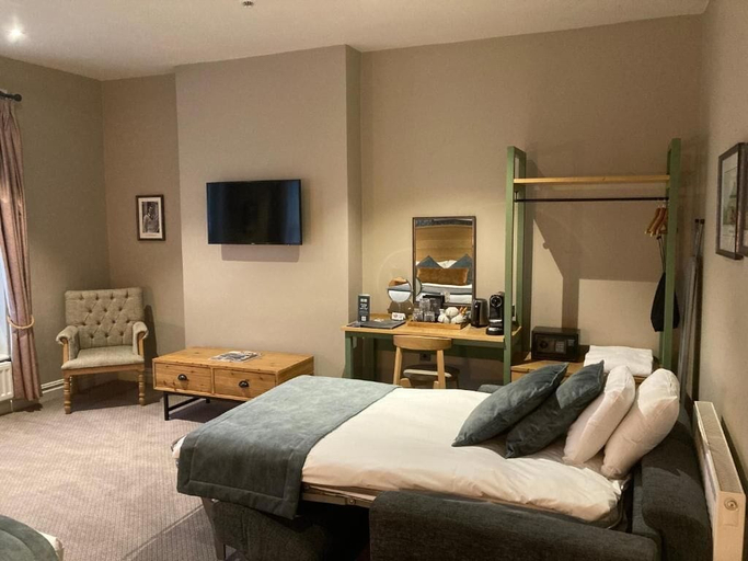 Bedroom 2, The Black Hat, Bradford