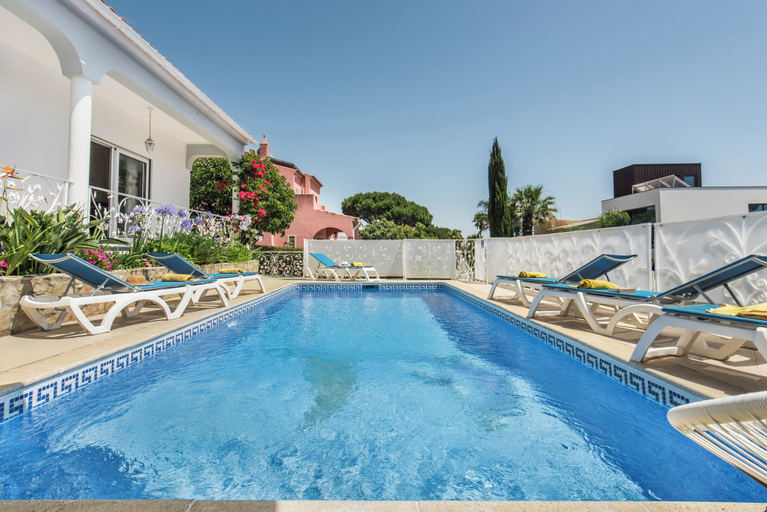 Pool 5, Charming Villa With Private Pool in Vibrant Vilamoura, Free AC and Wifi, Loulé
