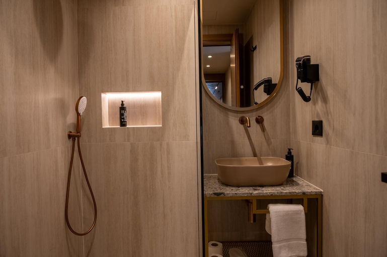 Bathroom 3, South Inn Hotel, Vlorës
