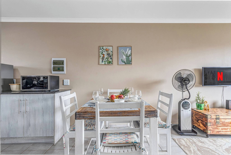 Dining room 2, No3 Airville Ember,9 min Drive to Cresta Mall, City of Johannesburg