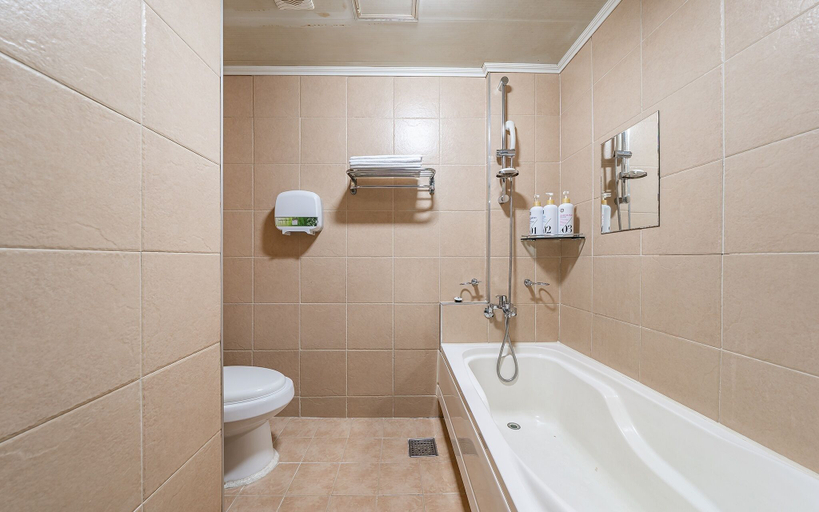 Bathroom 5, Gildong S Line, Gandong