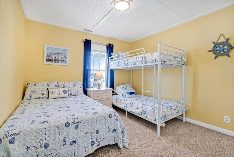 Room 2, Castle In The Sand / 219 Gerda Ave 3 Bedroom Home, Brunswick