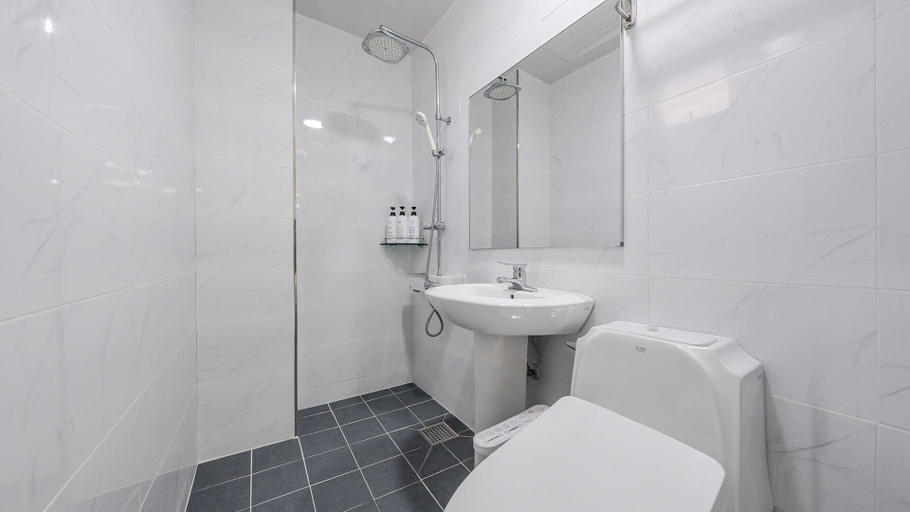 Bathroom 3, Yeosu Jin Arirang Hostel Pension, Yeosu