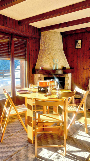 Dining room, Charming Vintage Flat Near Spa & Slopes, Martigny