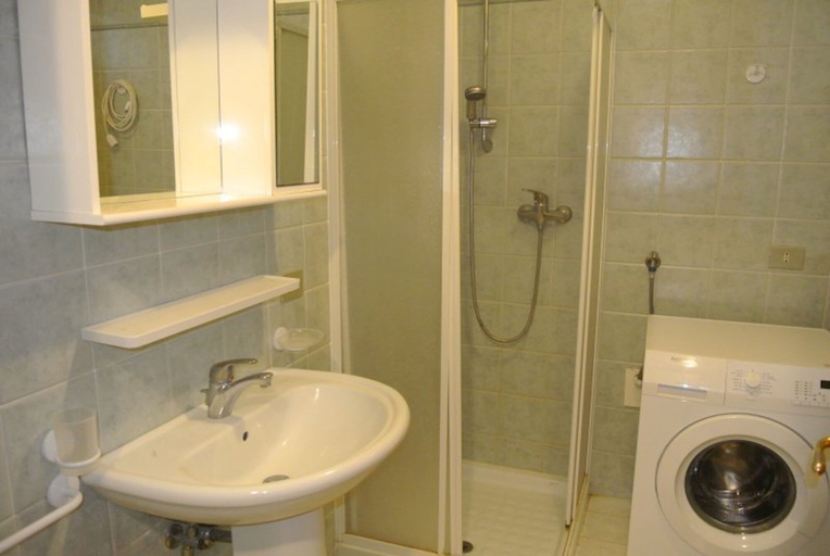 Bathroom 2, Holiday Studio 200m From the sea, Udine