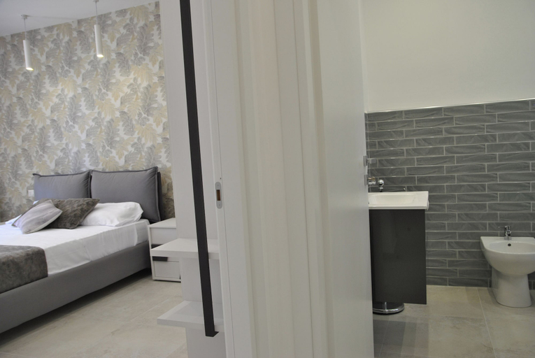 Room 3, Sea Breeze Seafront Flat, Latina