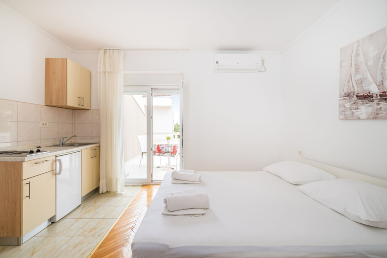 Room 2, Studio Apartments Near Center 4, Novalja