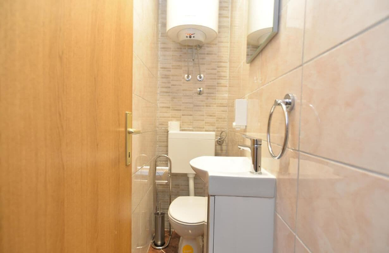 Bathroom 5, Spacious Flat With Pool Just 300m From the Beach, Fažana