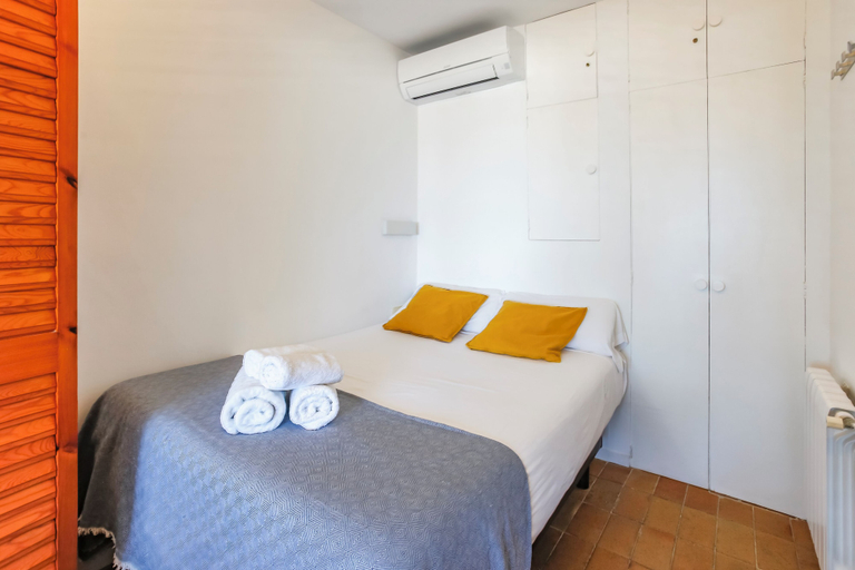 Room 5, Newly Renovated Beachfront Apartment Ideally Located in Penelope, Barcelona