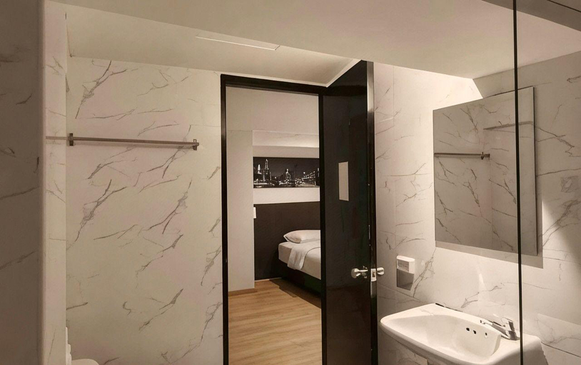 Bathroom 5, The Blocks Hostel Sukhumvit 10, Khlong Toey