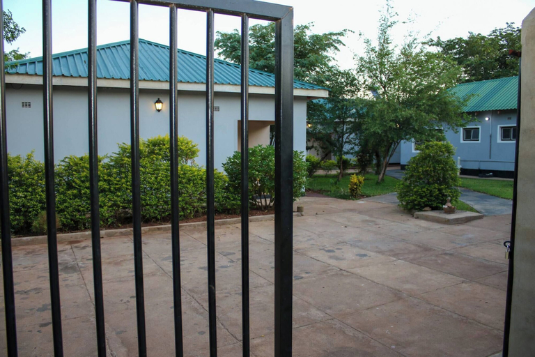 Property entrance, Room-lulu Guest Lodge, Low-density Subur, Hwange