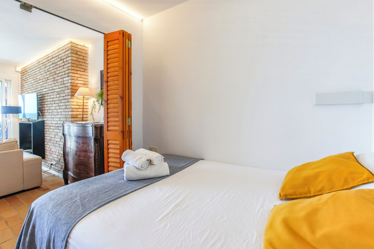 Room 2, Newly Renovated Beachfront Apartment Ideally Located in Penelope, Barcelona