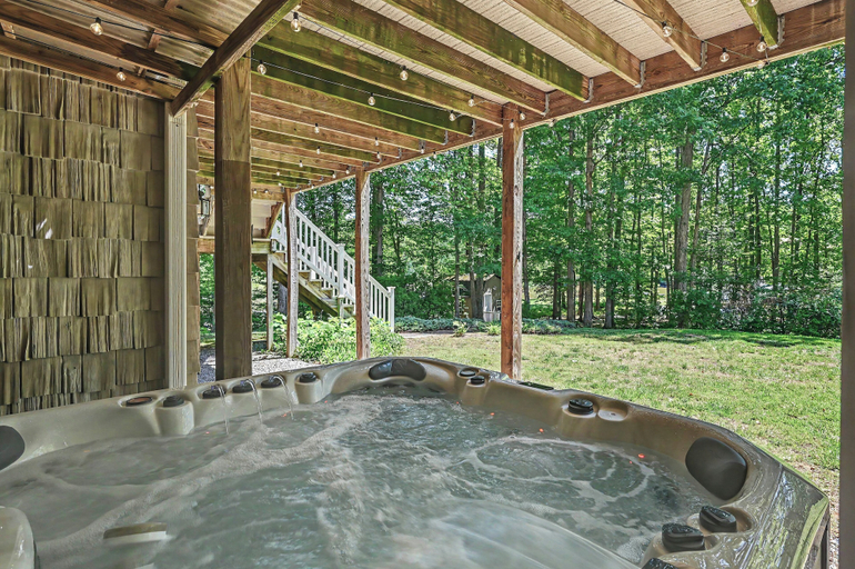 Outdoor spa tub, Stunning Lakefront Retreat W/firepit, Game Room, & Water Views, Spotsylvania