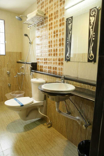 Bathroom 4, Hotel Sumi Palace, Thanjavur
