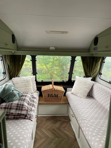 Room 5, Cosy Caravan Sleeps 2 With Patio and Parking