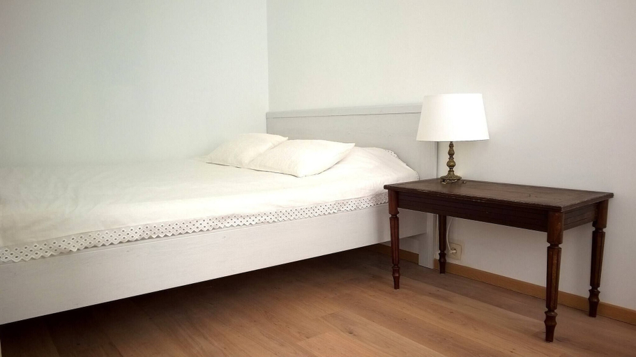 Room, Almost White, Near Train, Metro N7688, Bruxelles