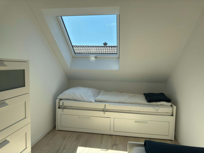Room 4, Moderne Ferienwohnung mit Sauna & Terrasse, Wesermarsch