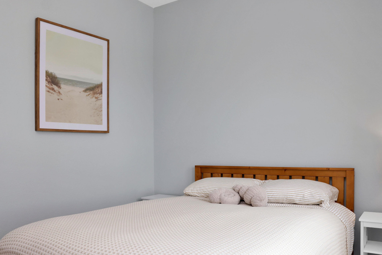 Room 2, Pelican Point, Bay