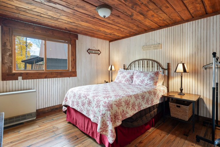 Room 4, Haskell Cabin 2 Bedroom Cabin, Grand
