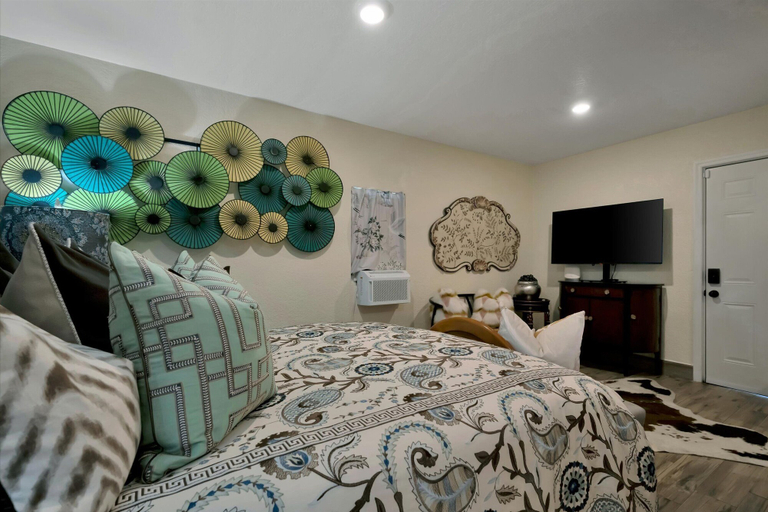 Room 3, Clifford Drive, Orange